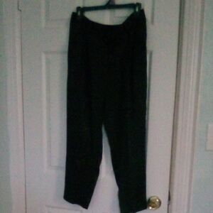 Women's 100% Silk Black Pants. Size 6 Regular. Belt Loop and Hook with zipper.